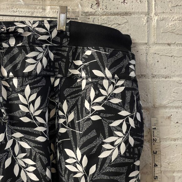 AVE Leisure Plus Size 22/24 Black & White Leaf Print Skort - Picture 3 of 12